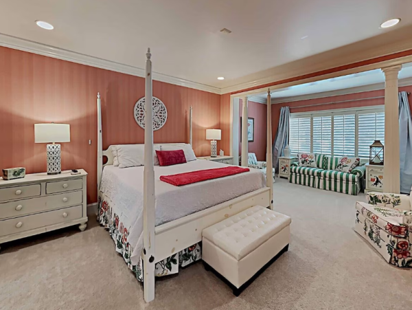 Elegant Beach retreat in Pawleys Island 5-Bedroom Steps to Beach